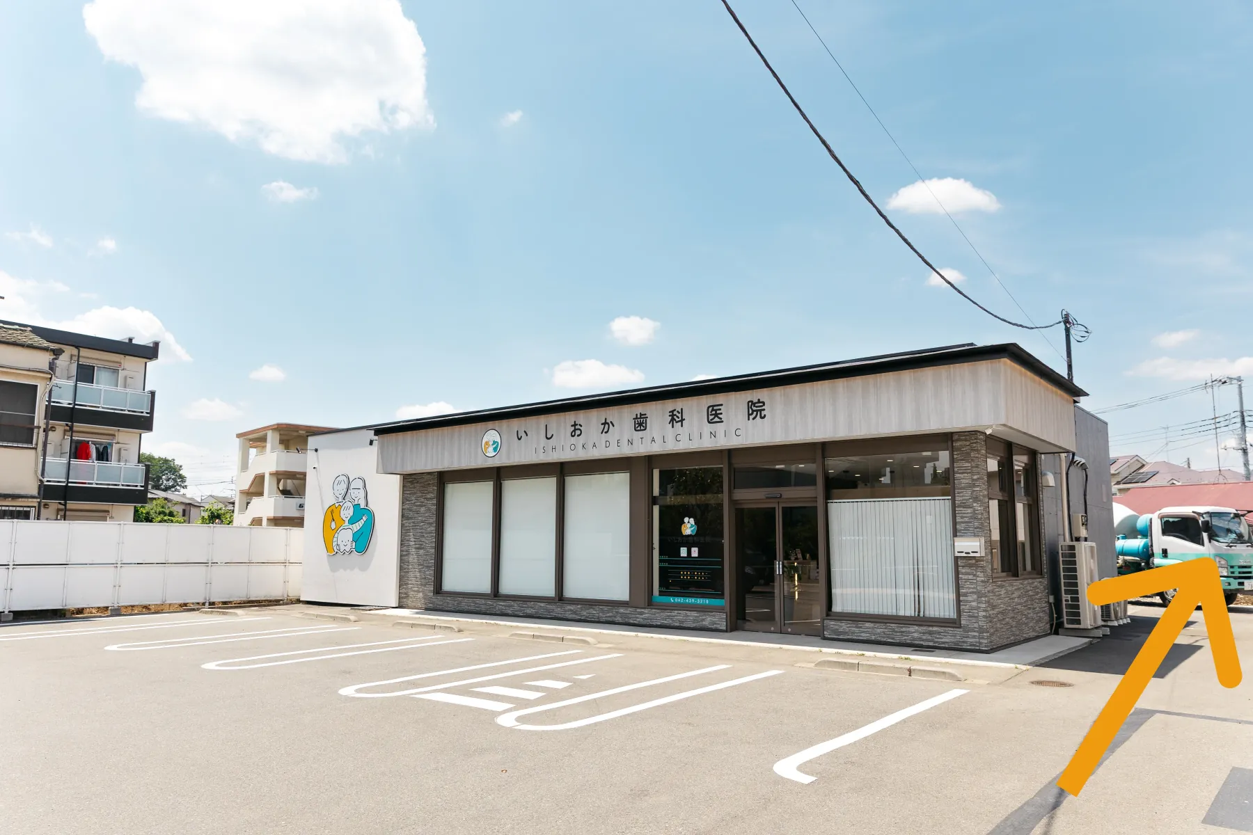 いしおか医院の右側を裏手に進む