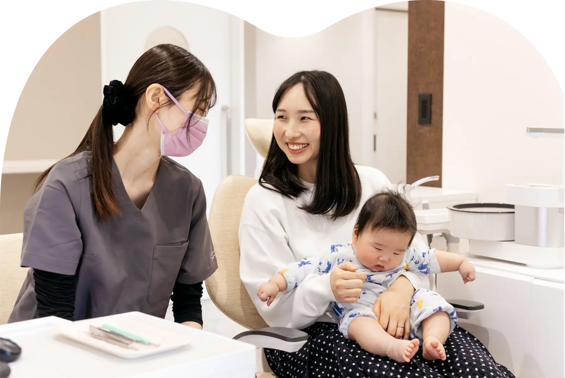 赤ちゃんと一緒に診療する様子