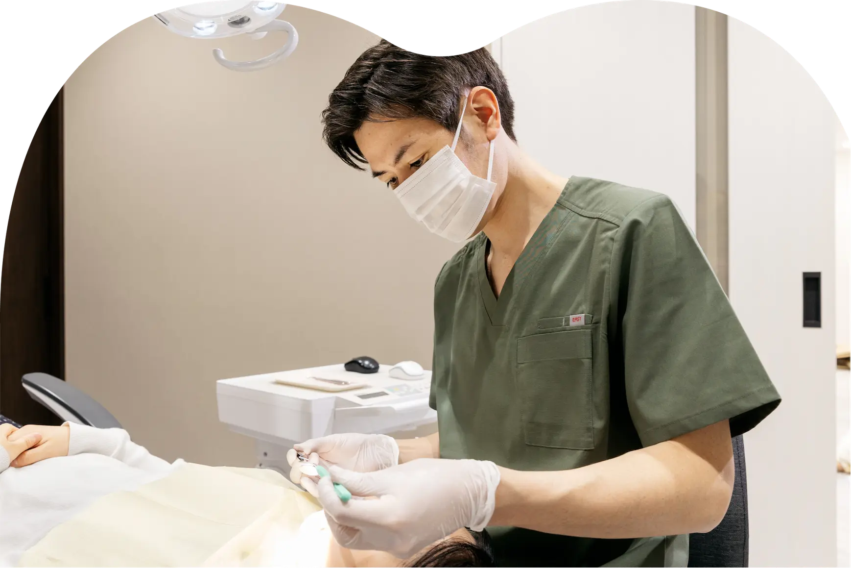 男性医師の治療中の様子